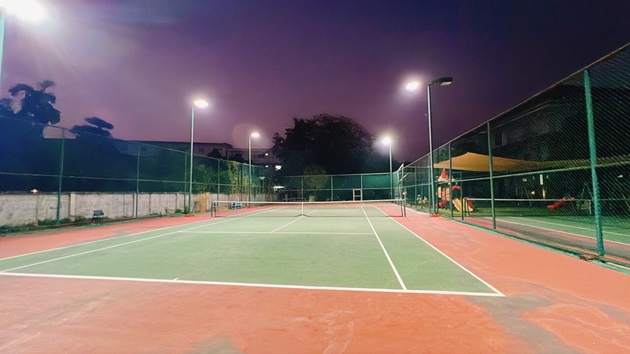 >タイ・シラチャに新しいテニススクールオープン